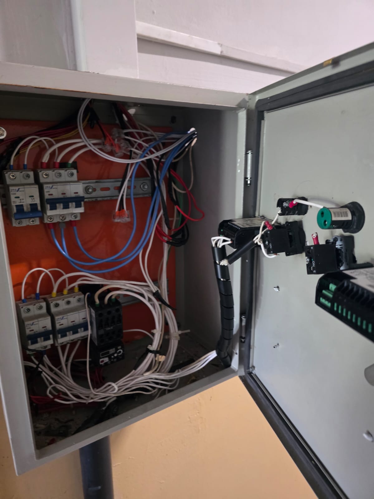 REPARADOR(A) DE MÁQUINAS E APARELHOS DE REFRIGERAÇÃO E VENTILAÇÃO PARA USO INDUSTRIAL E COMERCIAL